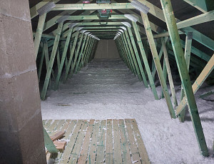 Zateplení stropu novostavby dřevostavby pomocí foukané izolace